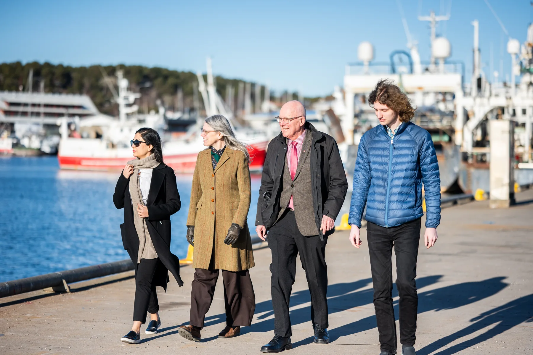 Fyra medarbetare från Skattepunkten promenerar vid vattnet.